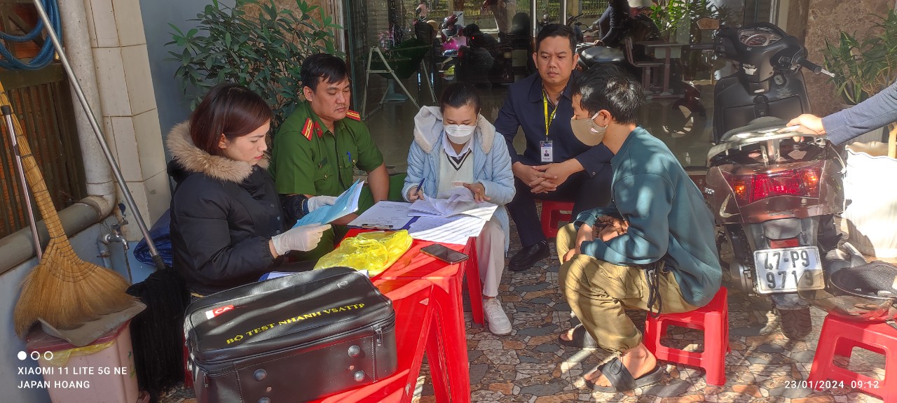 Đoàn kiểm tra vệ sinh an toàn thực phẩm phường Tân Tiến kiểm tra an toàn thực phẩm tại các cơ sở sản xuất, kinh doanh.
